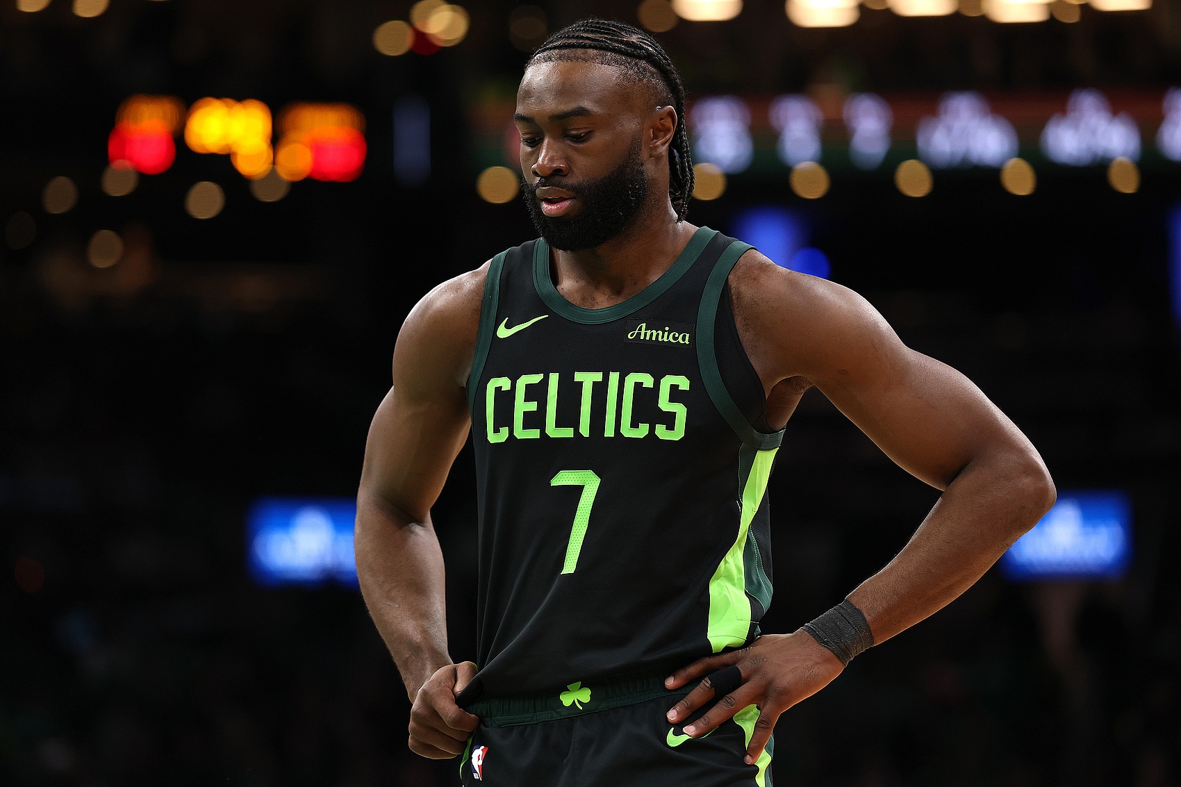 內(nèi)外開花！杰倫-布朗半場(chǎng)9中5拿到16分 三分6中3