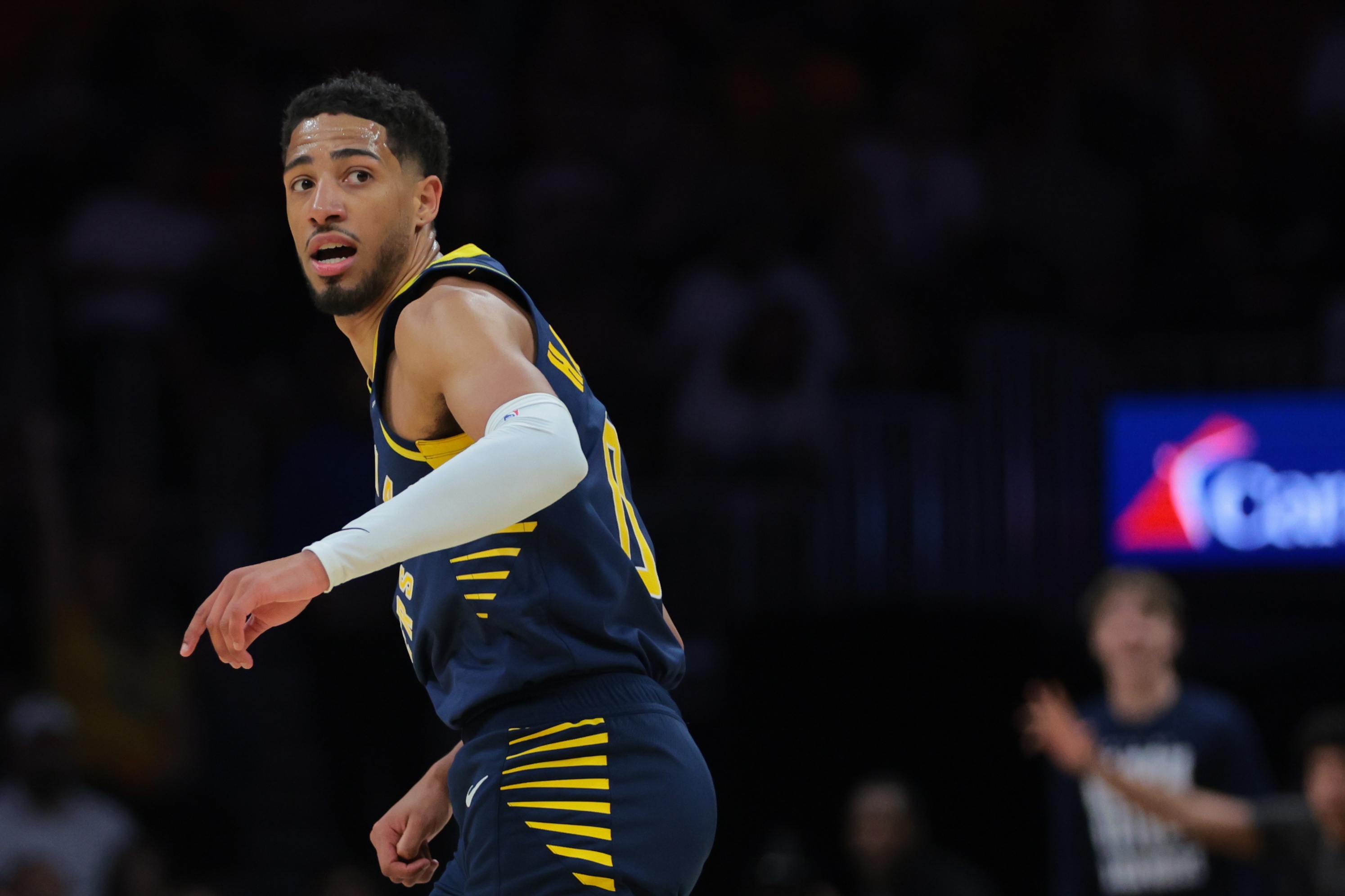 仍是精彩一役！哈利伯頓16投9中砍下24分6籃板15助5斷 沒有失誤