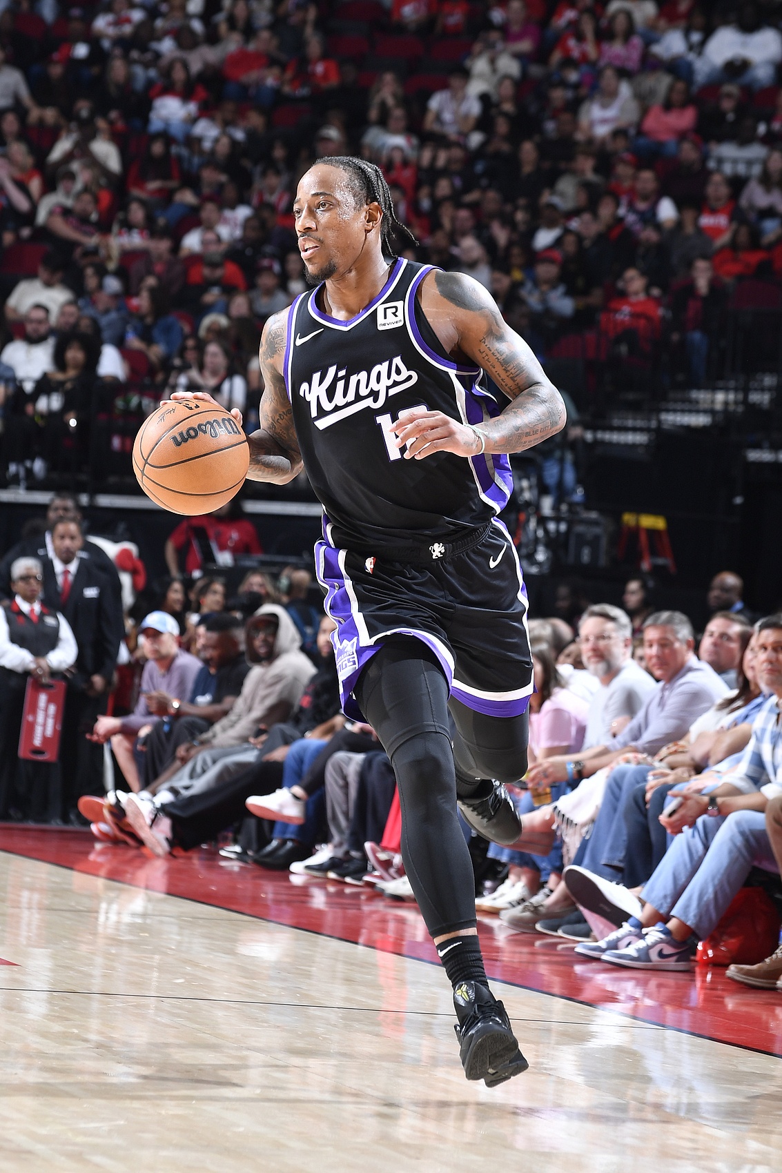 挺全面！德羅贊半場6中2得9分3板 組織不錯送出6次助攻