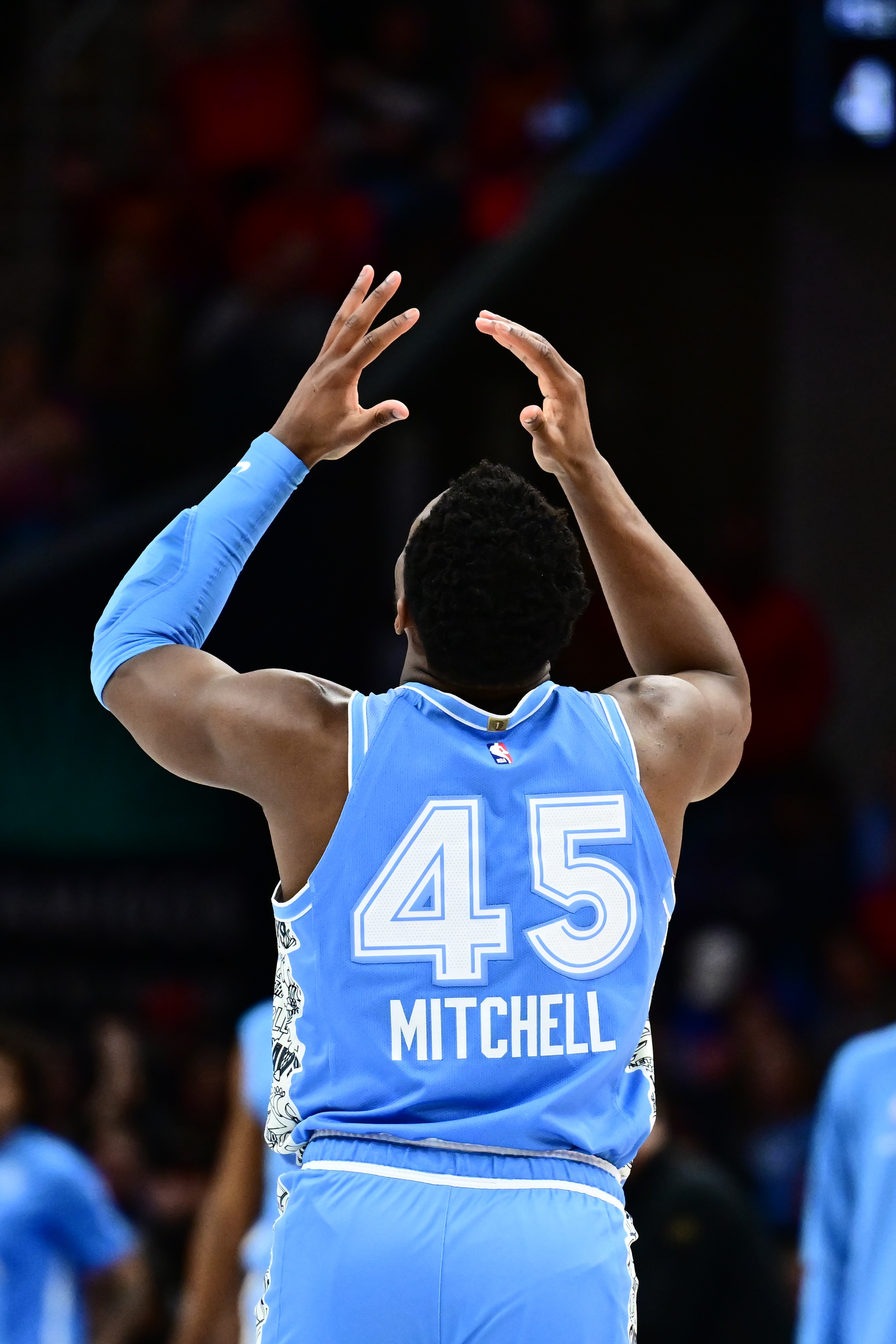 攻不進(jìn)守不??！騎士三節(jié)讓太陽拿到98分 落后19分之多