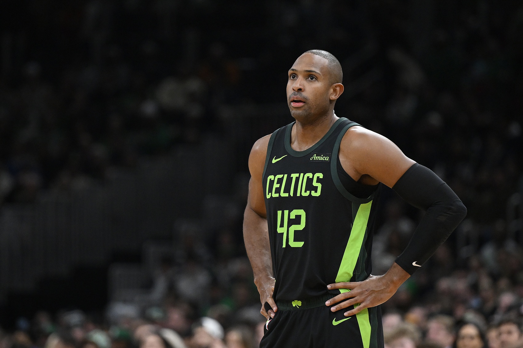 老當(dāng)益壯！霍福德射中6記三分拿到18分10板6助1斷2帽表現(xiàn)全面