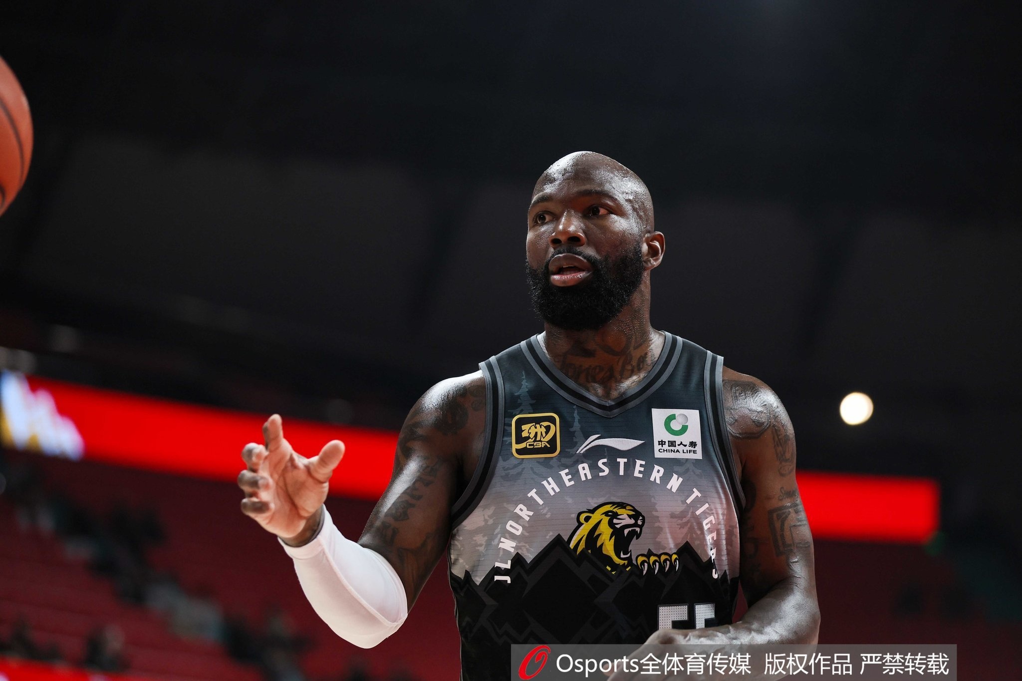 生產(chǎn)隊(duì)的驢！瓊斯早早起來(lái)進(jìn)行訓(xùn)練：5:28AM