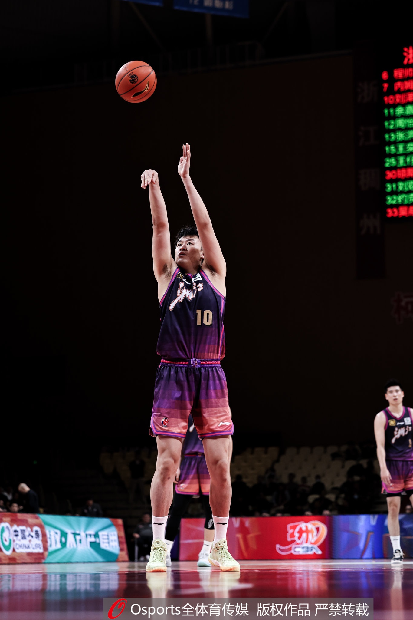 高效替補(bǔ)！劉澤一13投7中&罰球4中3得18分7板 得分并列全隊(duì)最高