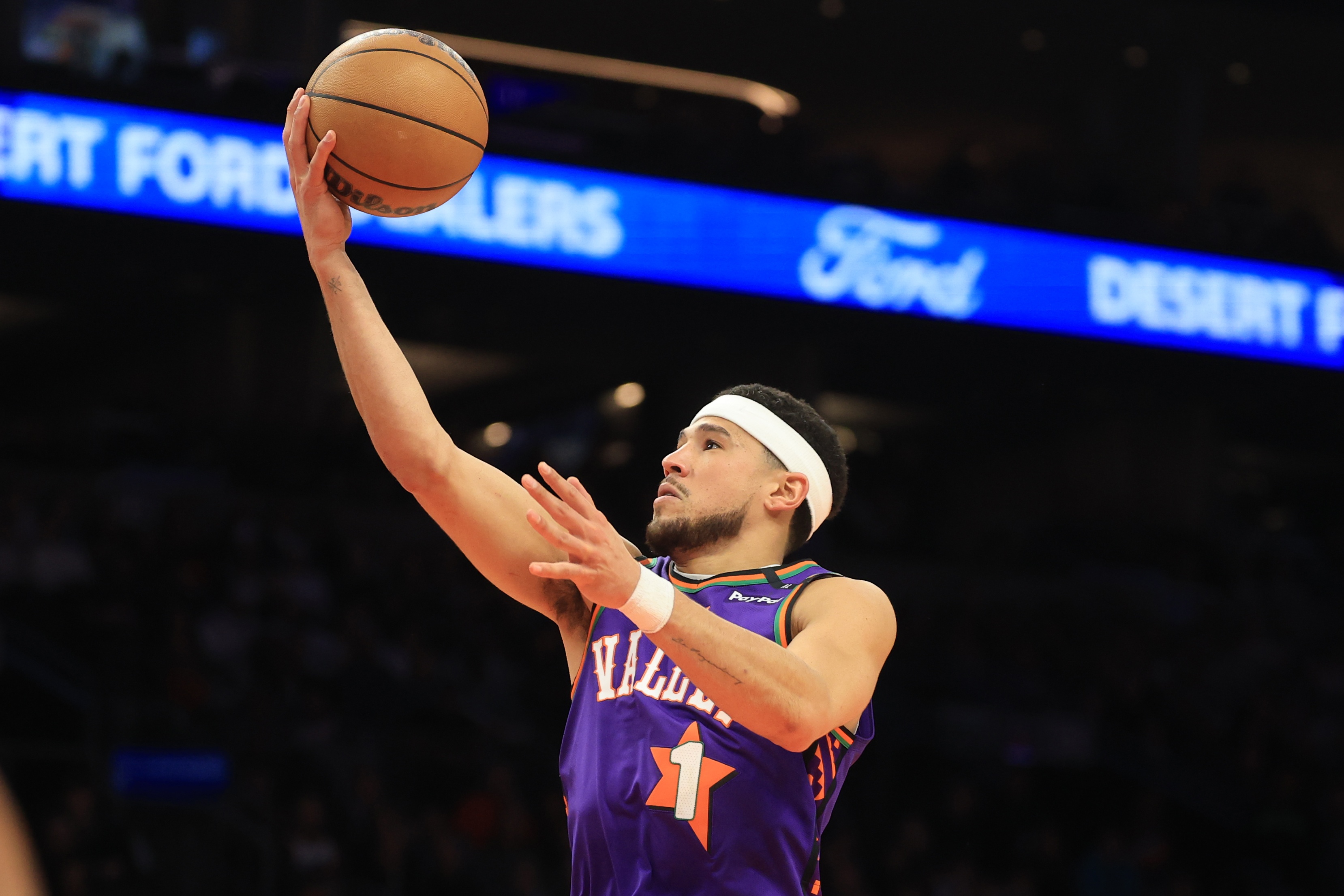 還需要做更多！布克半場(chǎng)7中3拿到9分5板6助