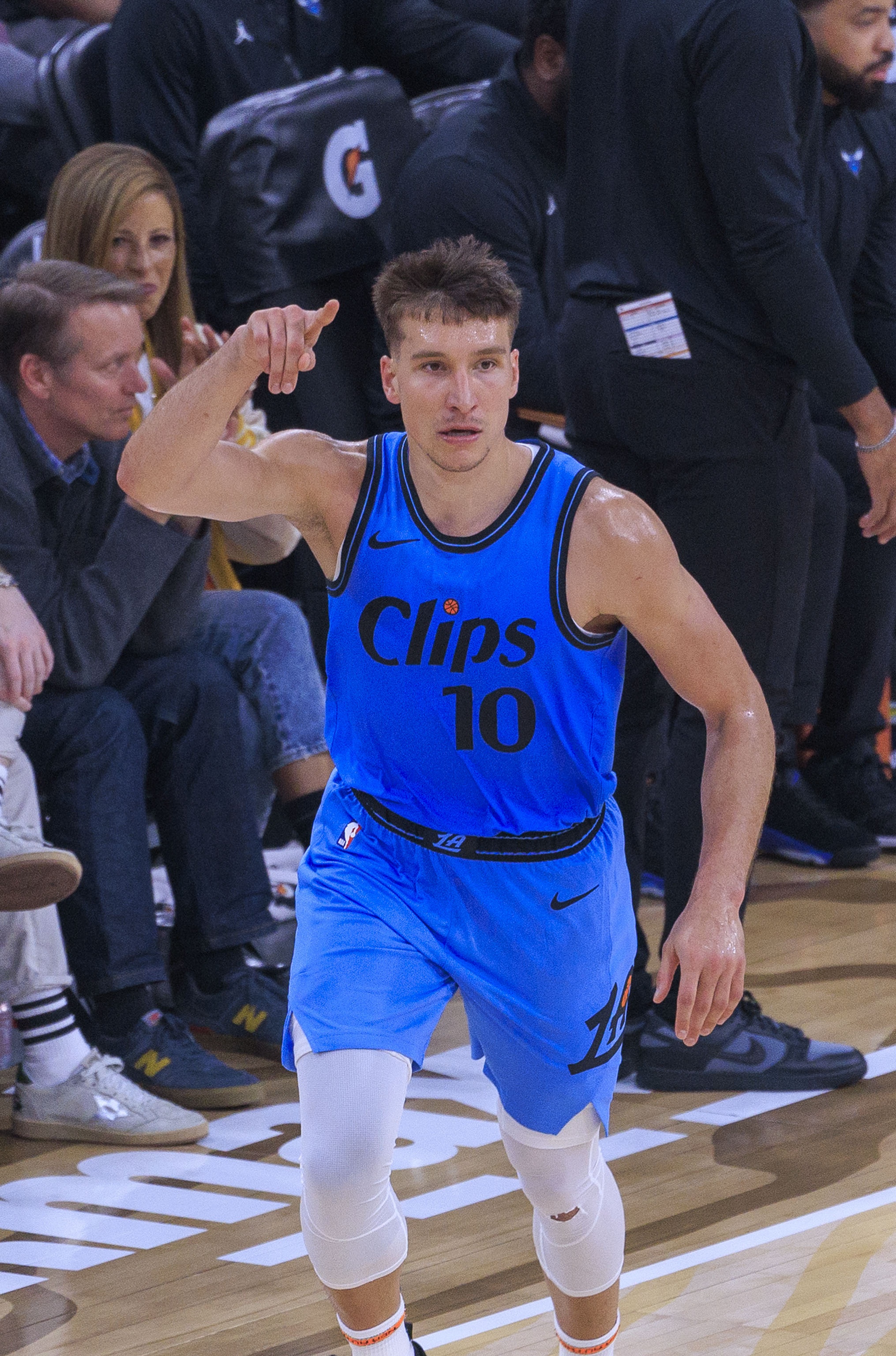 板凳火力！博格丹半場11分鐘三分3中3拿到9分3助 正負值+5