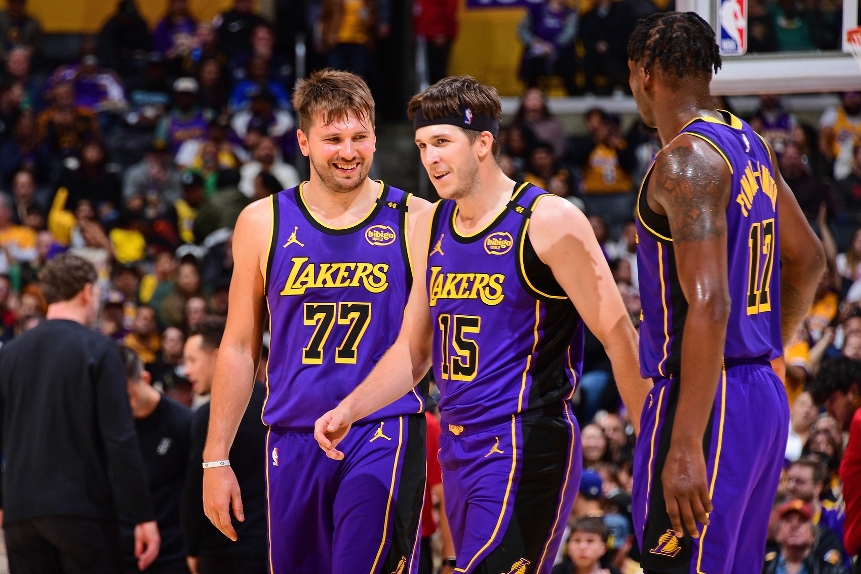 穩(wěn)住發(fā)育！湖人輕取馬刺收獲兩連勝 反超灰熊重新升至西部第四！