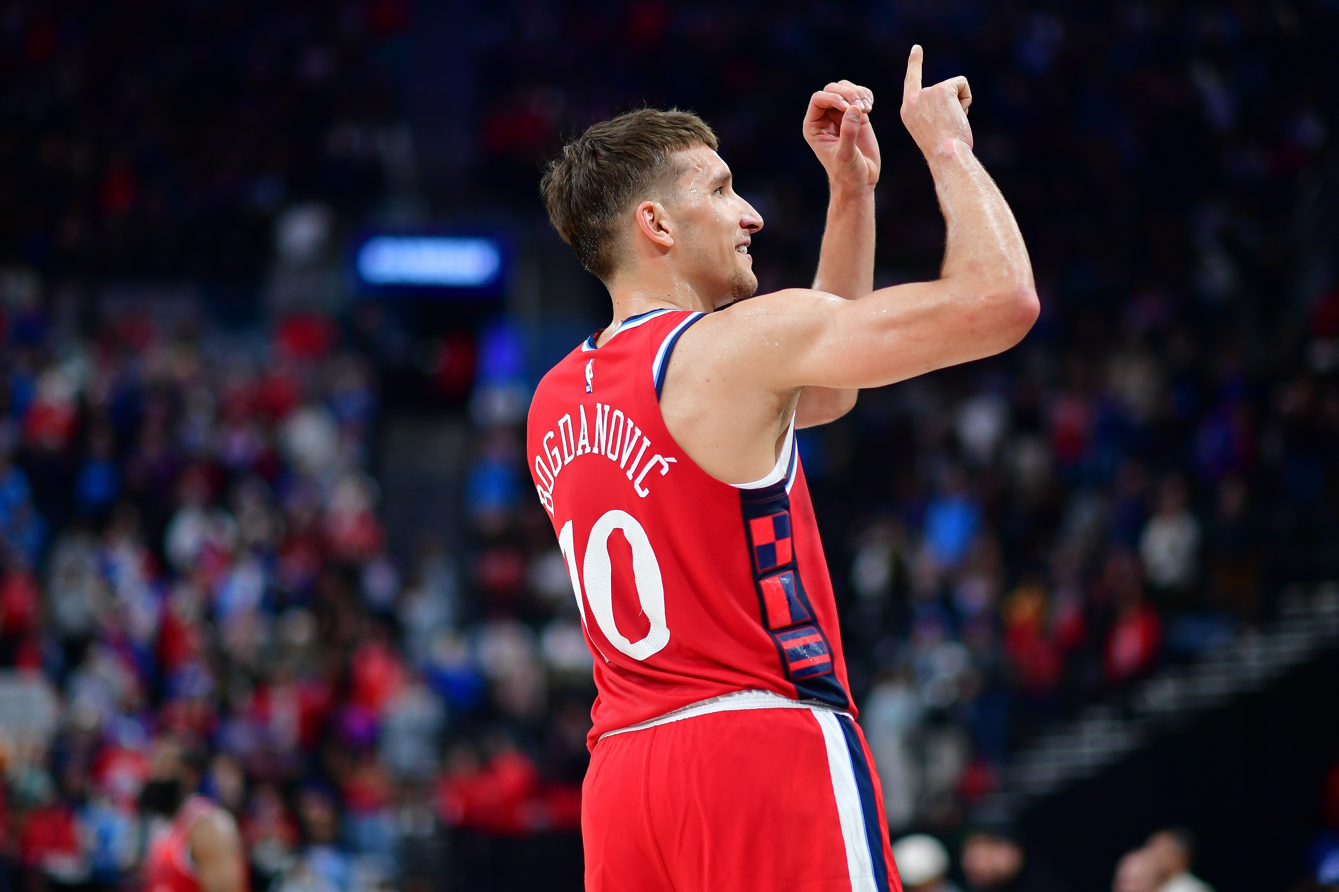 布萊恩-肖：為了限制JJJ在禁區(qū)的活動 所以下半場用博格丹首發(fā)