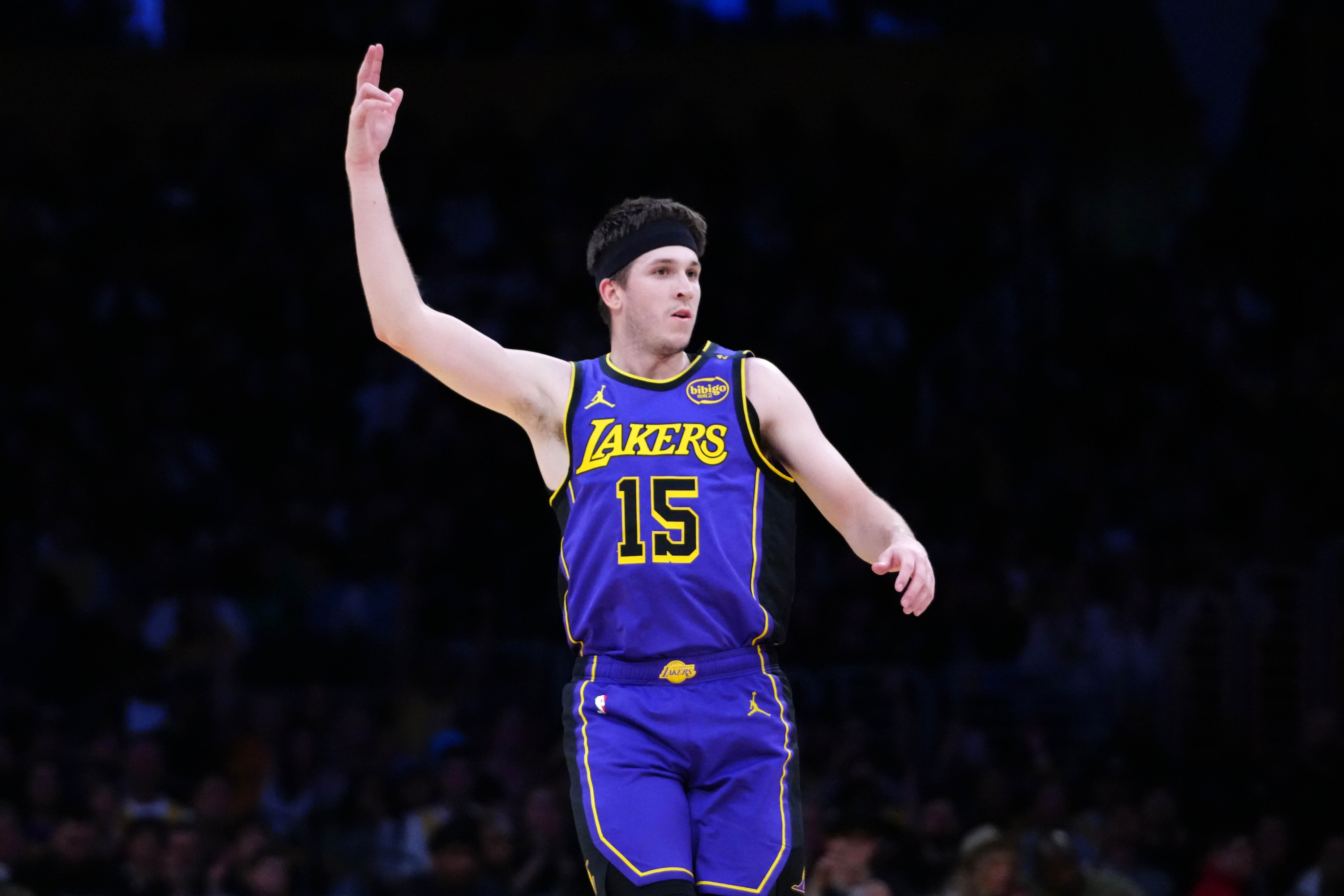 里夫斯近10場場均25.9分5.3板6.3助命中率51% 隊史科比后首個后衛(wèi)