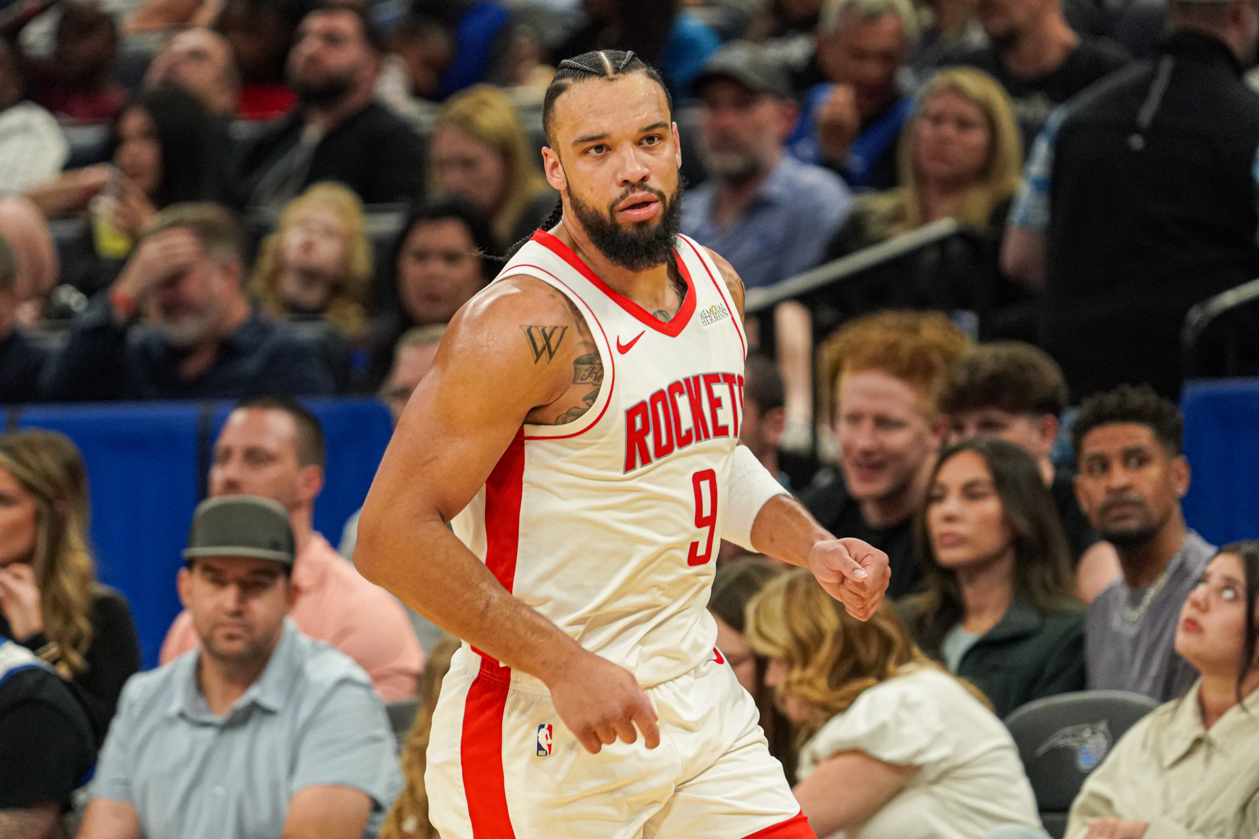 壓哨送三罰！狄龍半場(chǎng)7中4拿到9分3斷 正負(fù)值-13