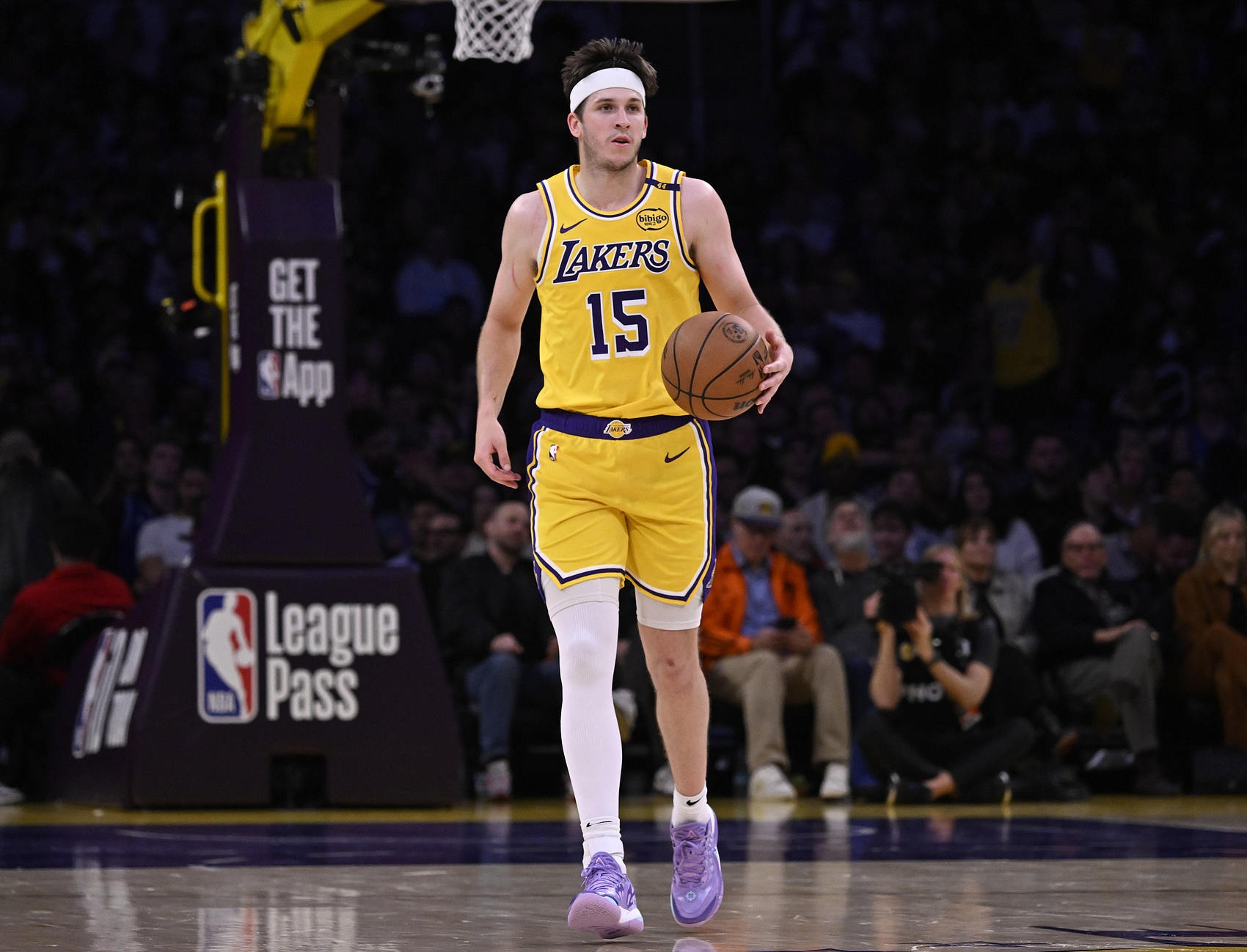 里夫斯上半場6投4中&三分2中1得到14分2助 第二節(jié)獨得12分2助