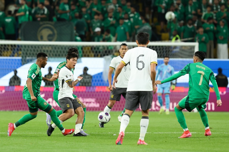 國足vs沙特半場數(shù)據(jù)：國足0射正+染紅 沙特9射門+進球被吹+中橫梁