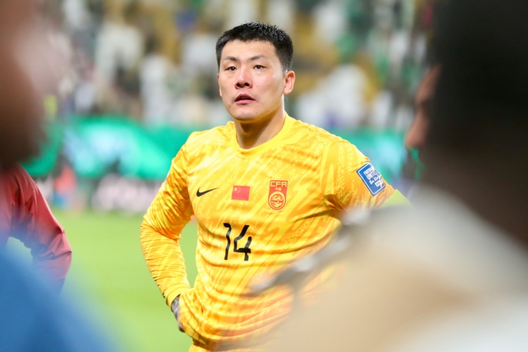 王大雷：個人表現(xiàn)？足球不是個人比賽 下半場丟球比較突然