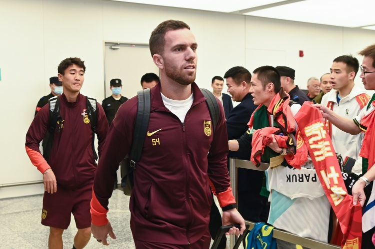 國足落地杭州：接機(jī)球迷眾多 伊萬神態(tài)輕松 塞鳥韋世豪為球迷簽名