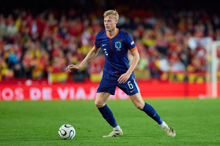 范赫克談送點(diǎn)：我認(rèn)為是奧亞薩瓦爾絆倒了我，他把腿放在我前面