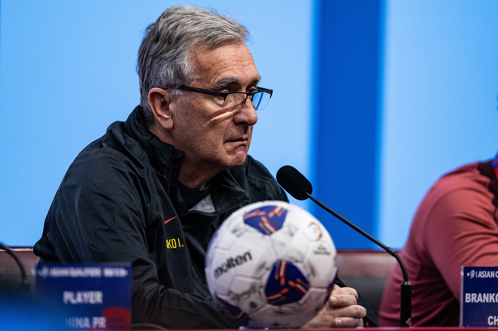 媒體人：國足征召的后腰經(jīng)驗(yàn)不如李源一 國足目標(biāo)1分&很難踢得過