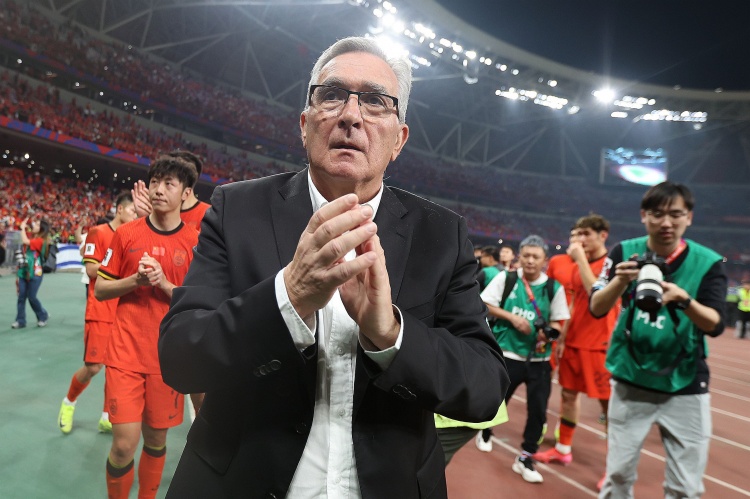 津媒：伊萬(wàn)昨日返回北京將對(duì)兩場(chǎng)比賽進(jìn)行總結(jié) 帥位暫時(shí)穩(wěn)固