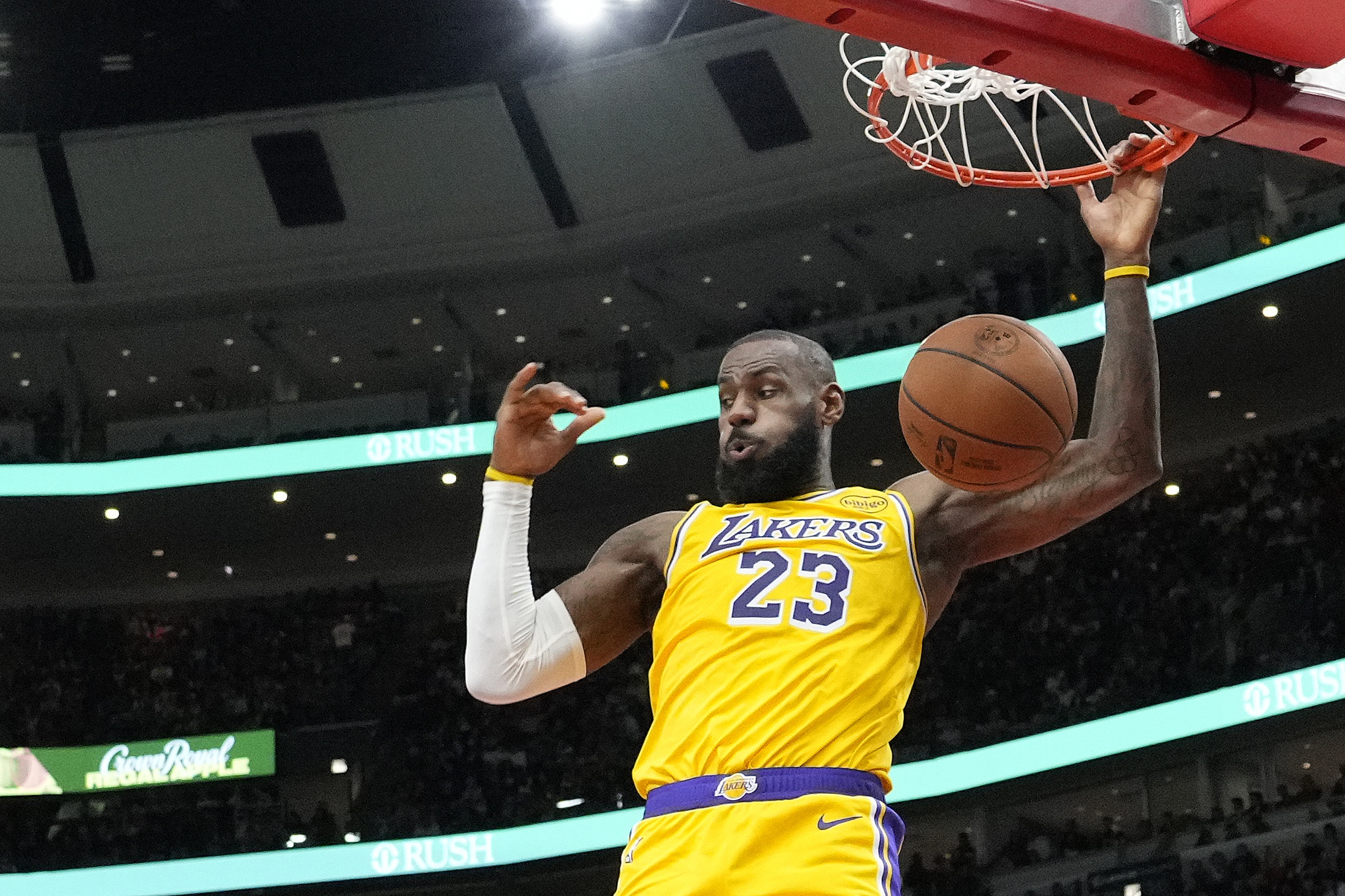 以身作則！詹姆斯上半場(chǎng)13中6得14分1板4助2斷 兩次造進(jìn)攻犯規(guī)