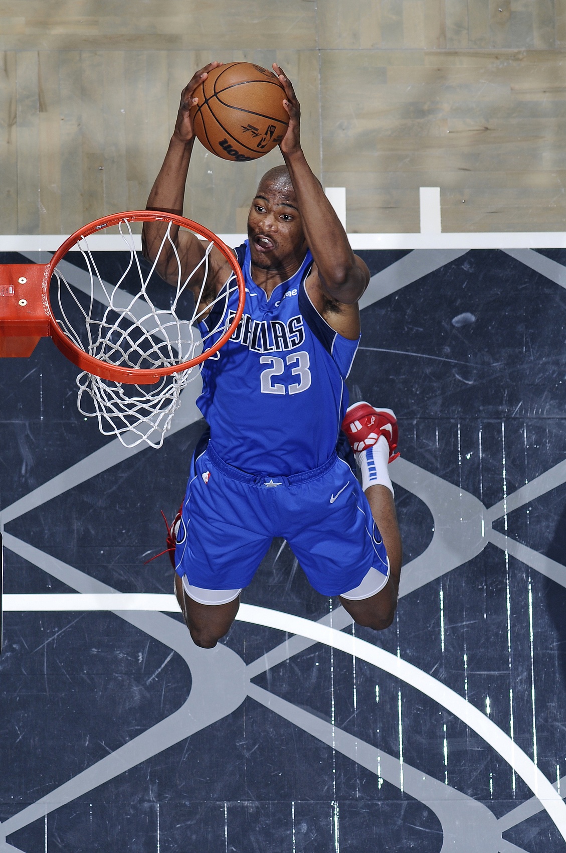 GOAT有實(shí)力??凱-瓊斯在獨(dú)行俠場均12.9+7.9 命中率84.8%超恐怖