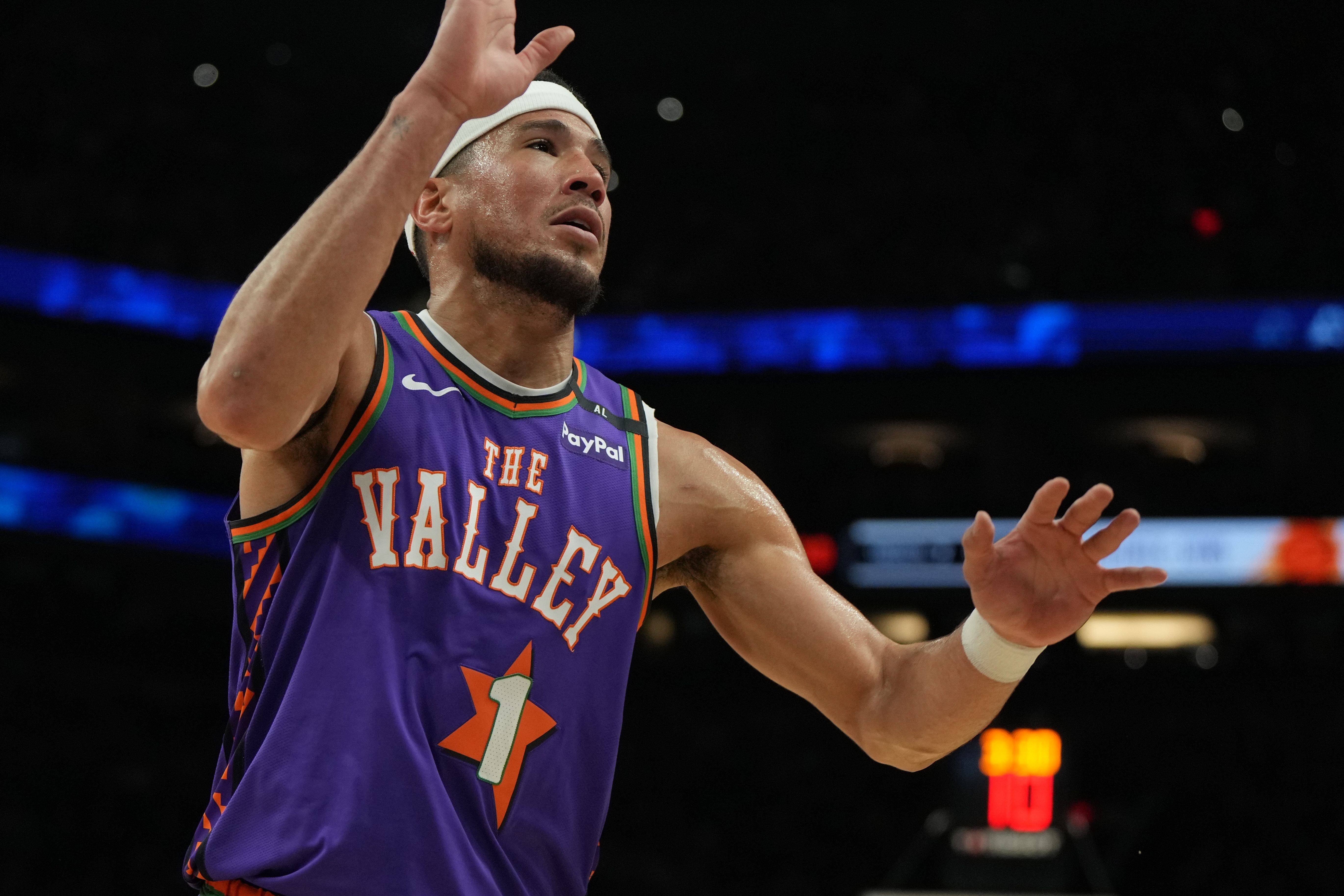 布克：火箭是一支真正優(yōu)秀的球隊(duì) 他們正朝著正確方向前進(jìn)