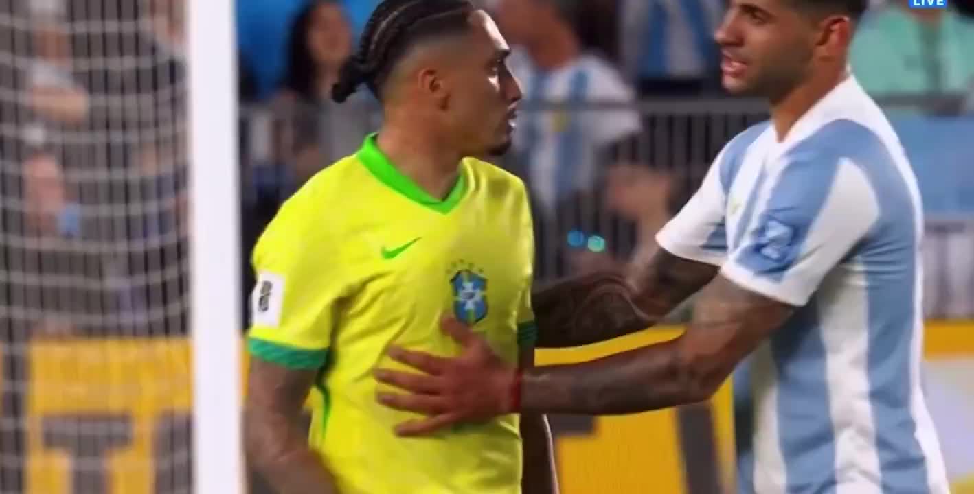 獲稱贊！拉菲尼亞與帕雷德斯等人沖突時(shí)，恩德里克趕忙把他拉開