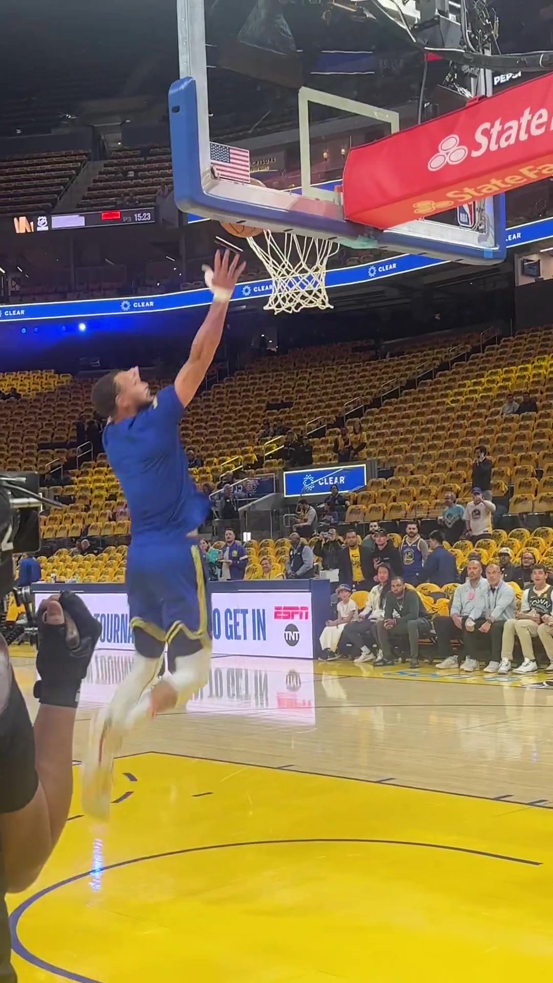 原來是曼城球迷？嫂子曬度假照，李源一身著曼城球衣帶娃